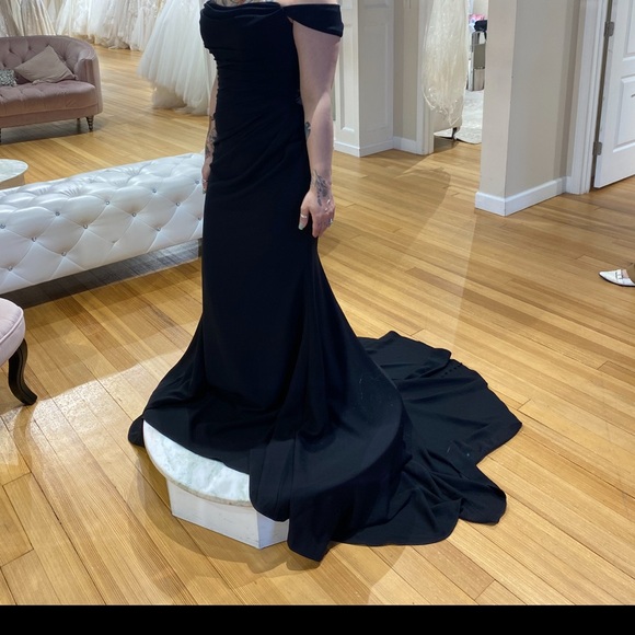 Alexandras Wedding Boutique Dresses & Skirts - Brought as my wedding dress and unfortunately do not fit me any longer.
